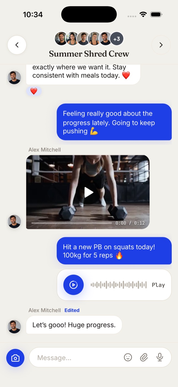 Photos and voice notes in a Fitsly client app conversation